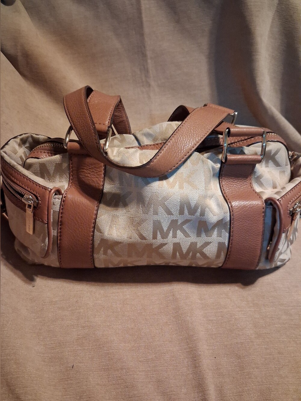 DescriptionMichael Kors Shoulder Bag Neutrals CanvasGraphic PrintGold-Tone Ha